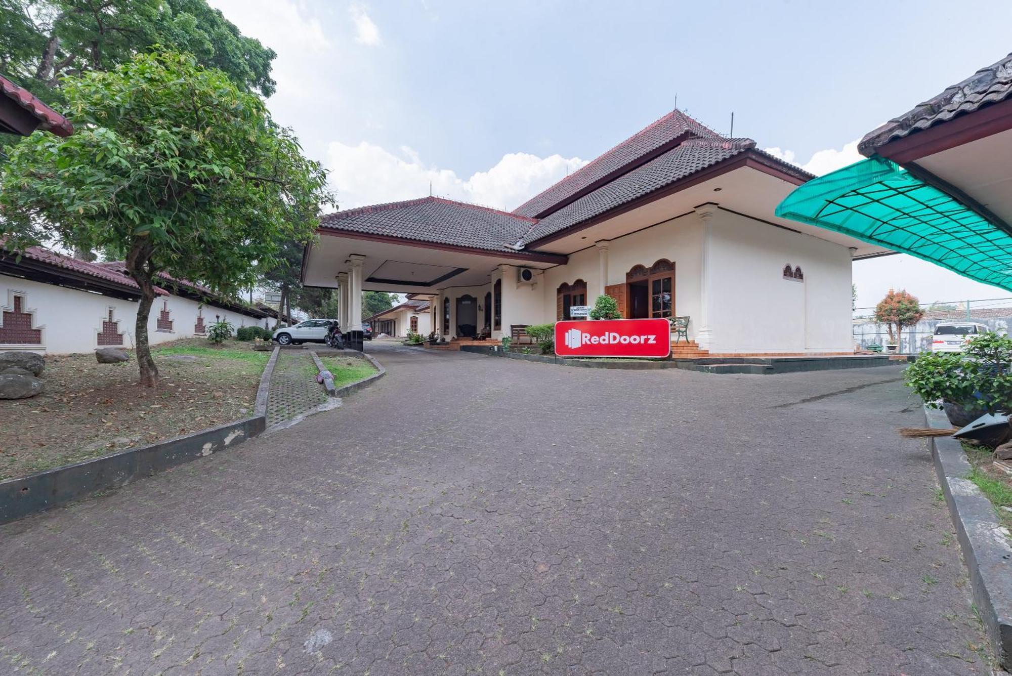 Reddoorz Plus Near Rsud R. Syamsudin Bunut Sukabumi Hotel Ngoại thất bức ảnh