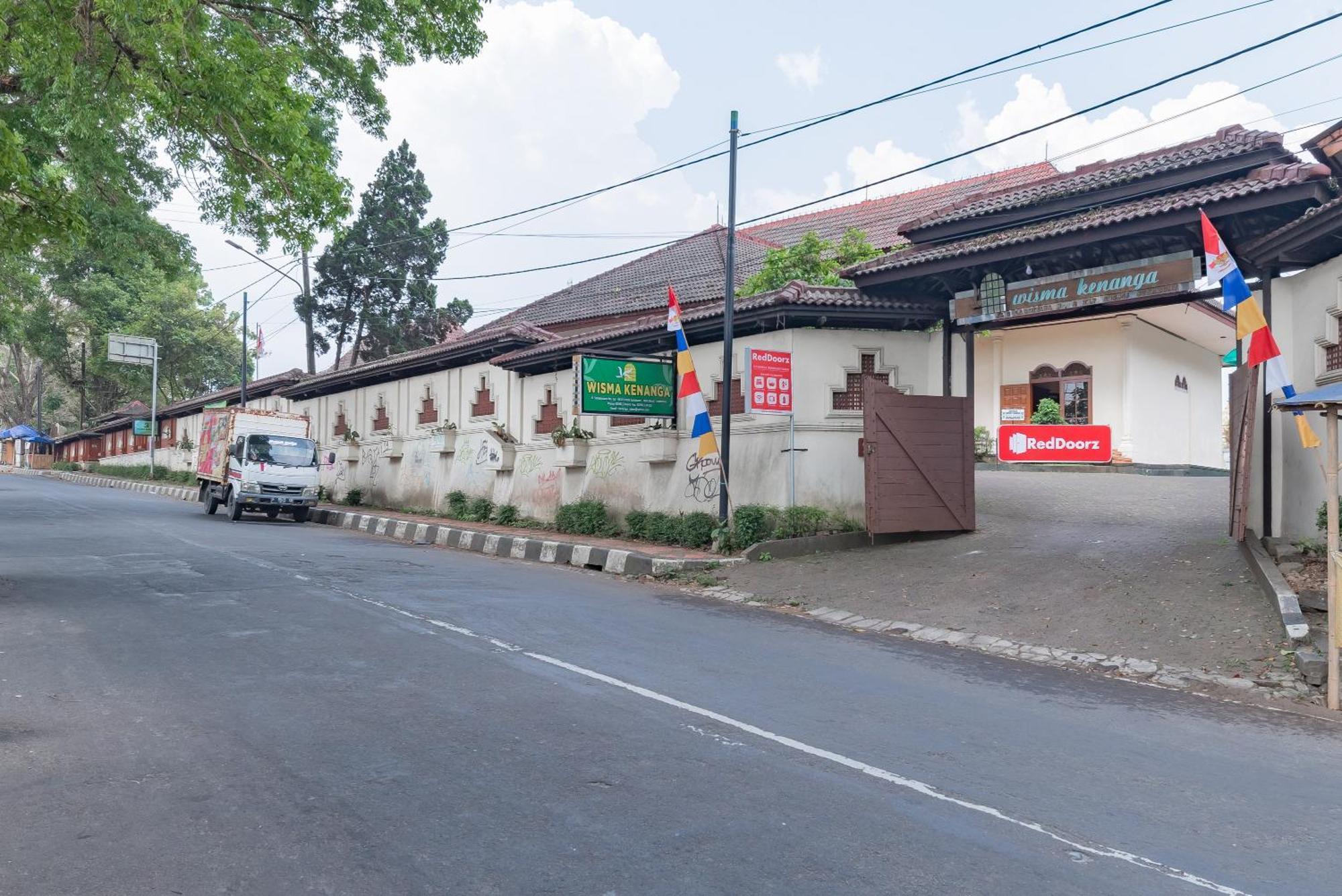 Reddoorz Plus Near Rsud R. Syamsudin Bunut Sukabumi Hotel Ngoại thất bức ảnh