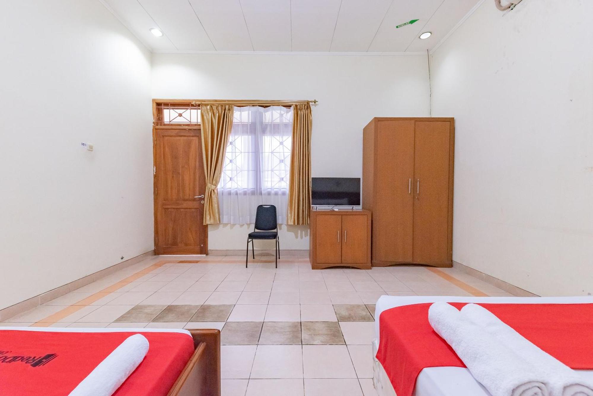 Reddoorz Plus Near Rsud R. Syamsudin Bunut Sukabumi Hotel Ngoại thất bức ảnh