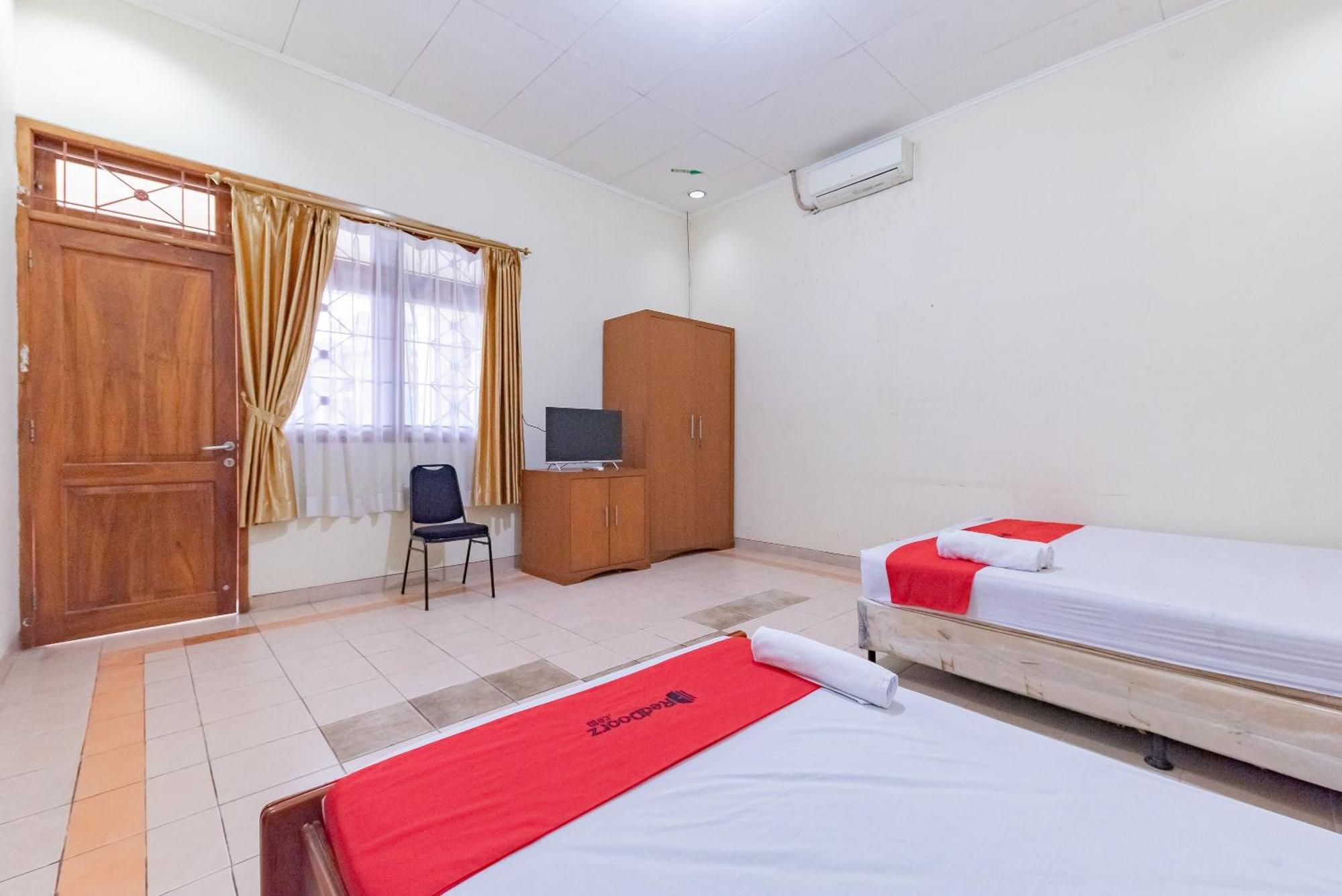 Reddoorz Plus Near Rsud R. Syamsudin Bunut Sukabumi Hotel Ngoại thất bức ảnh